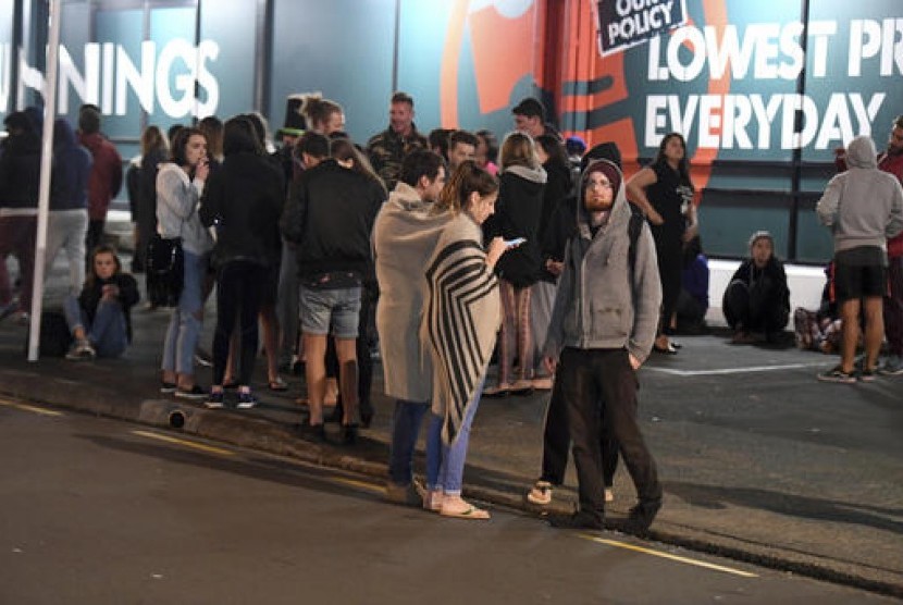 Warga Selandia Baru berkumpul di Tory Street setelah dievakuasi dari bangunan di Wellington setelah gempa 6,6 SR melanda Cheviot, Senin, 14 November 2016.