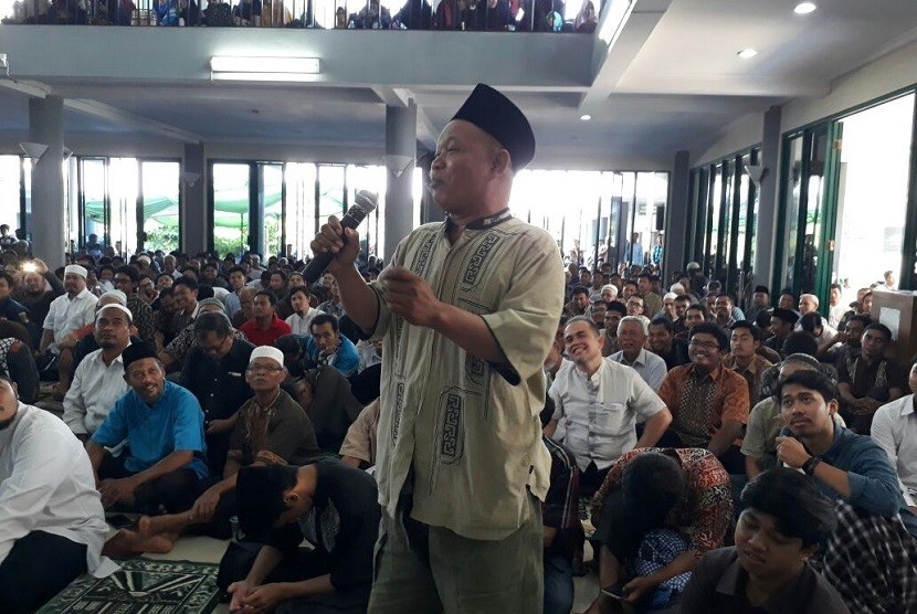 Warga Semarang, Joko, mengaku siap menjadi juru kampanye Tuan Guru Bajang (TGB) Muhammad Zainul Majdi pada pilpres 2019 saat mengikuti Ngaji Bareng TGB di Masjid Undip, Semarang, Jawa Tengah, Kamis (29/3).  