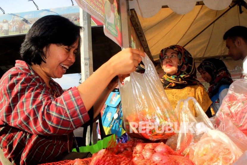 Warga semringah ketika membeli sembako murah di stand Toko Tani Indonesia, di CFD Dago, Kota Bandung, Ahad (15/5). (Foto: Dede Lukman Hakim)