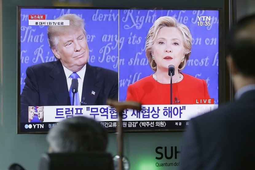 Warga Seoul Korsel menyaksikan siaran langsung debat capres AS di televisi di stasiun kereta Seoul, Selasa (27/9).
