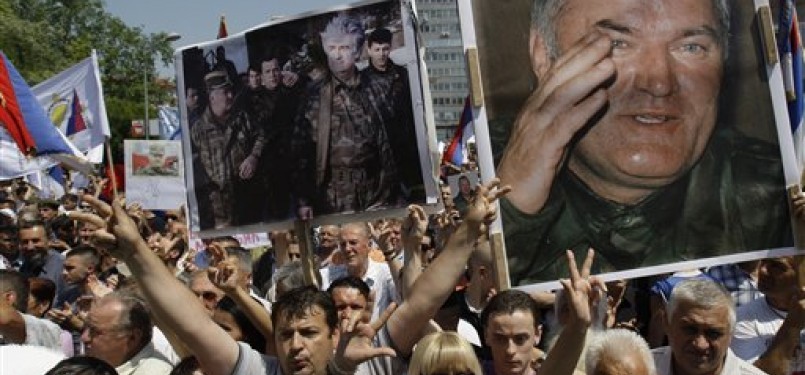 Warga Serbia-Bosnia menggelar protes atas penangkapan Ratko Mladic. Mereka membawa poster Mladic (kanan) dan Radovan Karadzic (kiri).