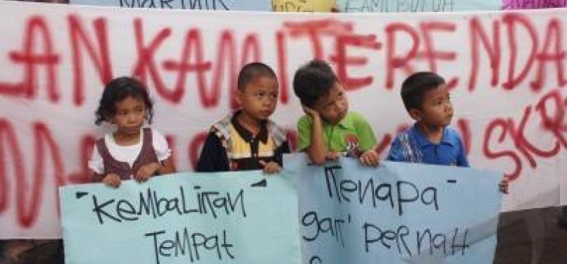 Warga serta anak-anak korban banjir Pondok Labu melakukan aksi unjuk rasa.