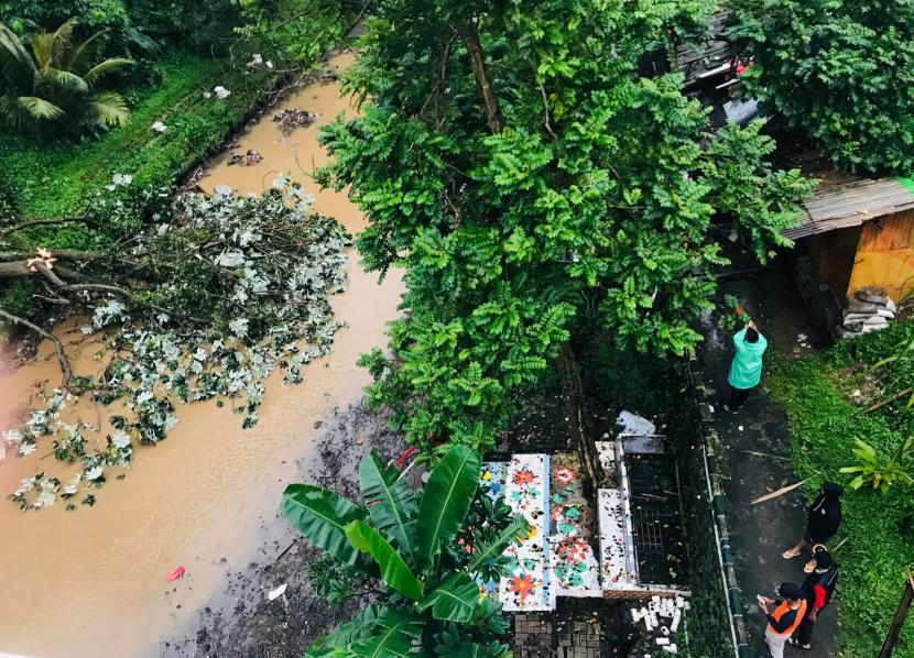 Warga setempat dan anggota BPBD Kota Bogor melihat tanah longsor dan pohon tumbang yang terjadi di Jalan Paledang, Kecamatan Bogor Tengah, Kota Bogor. BPBD memaparkan ada 47 kejadian longsor yang melanda Kota Bogor selama Juli 2022.