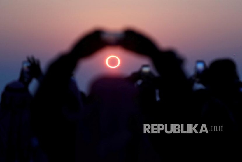 Warga setempat memotret gerhana matahari cincin (GMC) di Jabal Arba, Hofuf, Arab Saudi, beberapa waktu lalu. Sebagian wilayah akan bisa mengamati GMC solstis pada Ahad 21 Juni 2020.