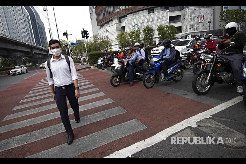 Warga Thailand masker di Kota Bangkok. Kasus baru Covid-19 di Thailand kebanyakan dari klaster stadion tinju.