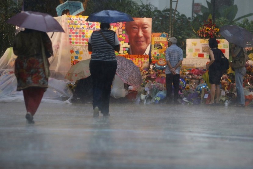 Warga Singapura meletakkan karangan bunga dan kartu mengharapkan kesembuhan Lee Kuan Yew yang sempat dirawat di Singapore General Hospital sebelum meninggal, Senin (23/3).