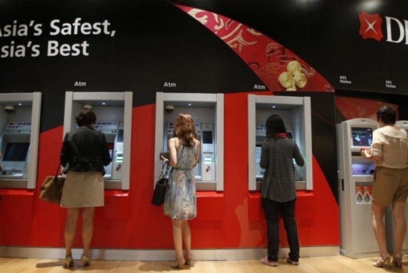 Warga Singapura mengantre di bank setempat untuk menyetorkan uangnya sesuai tradisi Imlek demi mengharapkan keberuntungan sepanjang tahun.