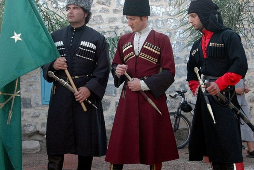 Warga Sirkasi dalam pakaian tradisional di Israel