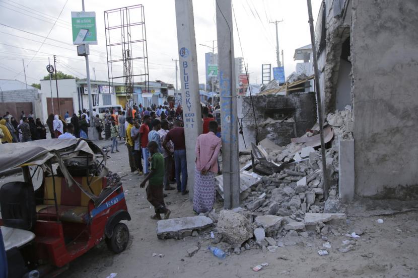 Warga Somalia berdiri di luar hotel Pearl Beach yang hancur di Mogadishu, Somalia, Sabtu, 10 Juni 2023. Para saksi mata dan media pemerintah di Somalia mengatakan para ekstremis telah menyerang hotel tepi pantai di ibu kota, Mogadishu, dan pasukan keamanan merespons di lokasi ketika beberapa orang tetap terjebak di dalam.