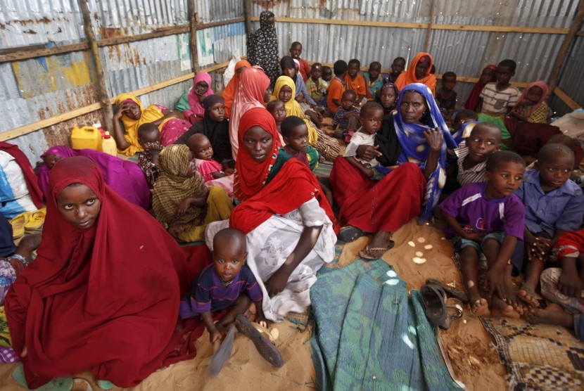 Warga Somalia yang kelaparan berada di kamp pengungsi di Mogadishu, Somalia.