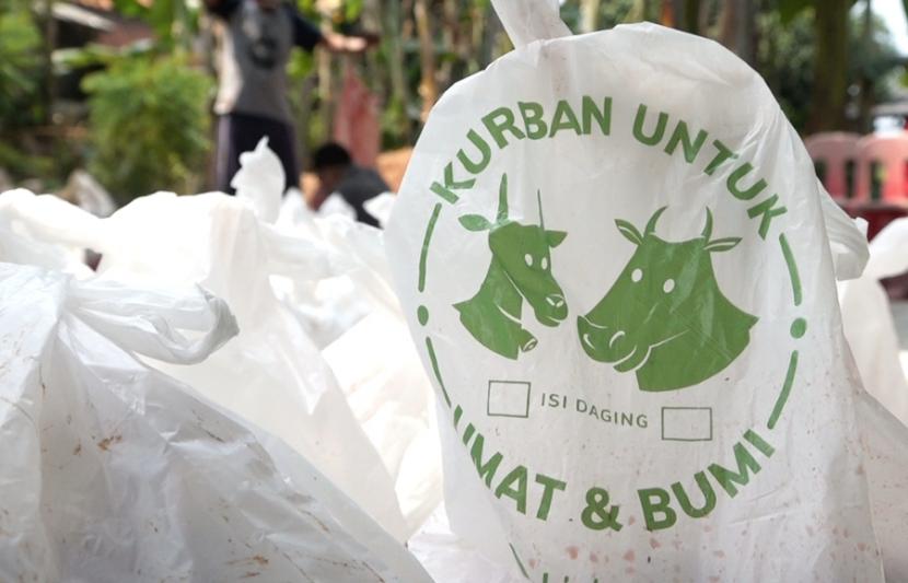 Warga Srengseng Sawah, Jagakarsa menggunakan plastik daur ulang untuk membungkus daging kurban.