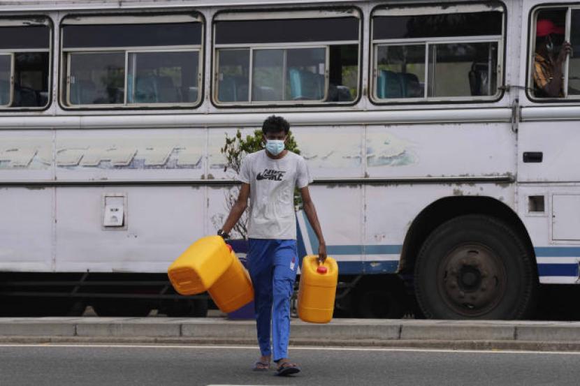 Warga Sri Lanka membawa jeriken kosong untuk diisi BBM. Menteri Tenaga dan Energi Kanchana Wijesekera mengumumkan stok bahan bakar Sri Lanka akan bertahan sekitar lima hari lagi. 