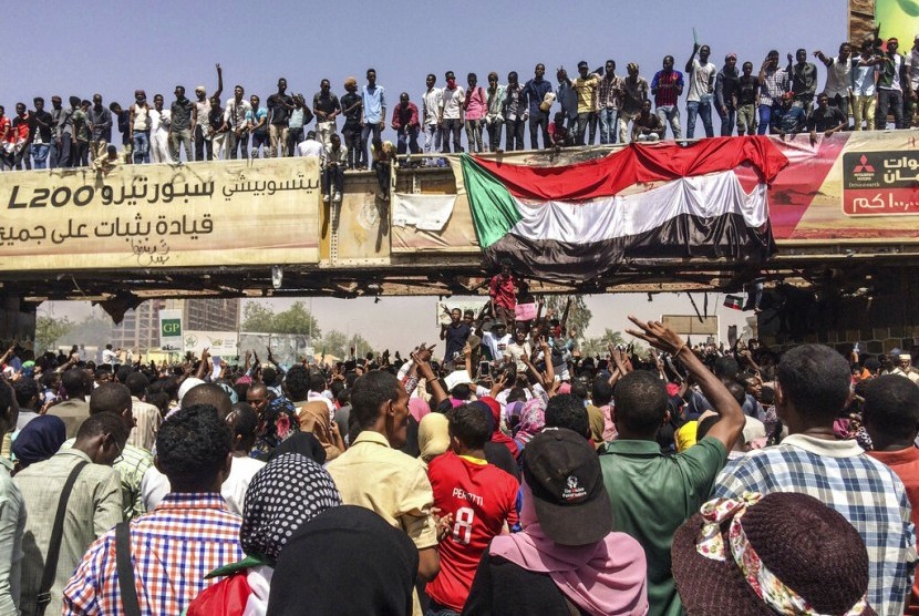 Warga Sudan berunjuk rasa di dekat gedung Kementerian Pertahanan di Khartoum, Sudan, Selasa (9/4). Mereka menuntut Presiden Omar al-Bashir mundur.