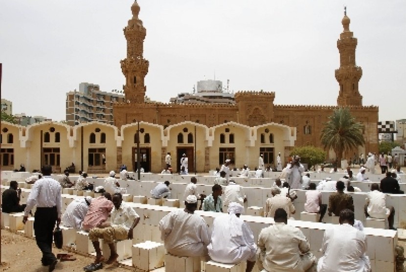 Warga Sudan melaksanakan shalat Zhuhur di sebuah masjid tua di Ibu Kota Khartoum.