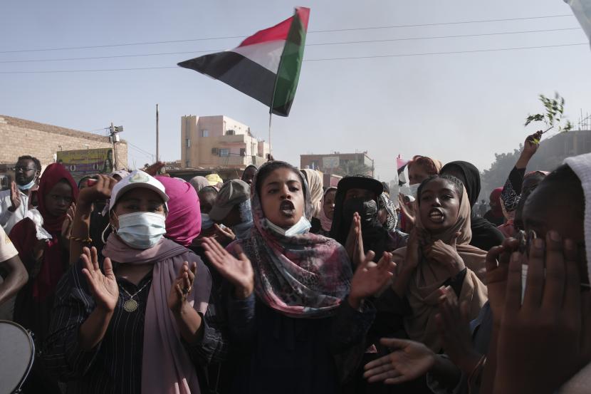Warga Sudan memprotes kudeta militer yang menggulingkan pemerintah bulan lalu, di Khartoum, Sudan, Rabu, 17 November 2021. PBB memulai dialog untuk menyelesaikan krisis politik di Sudan setelah kudeta.