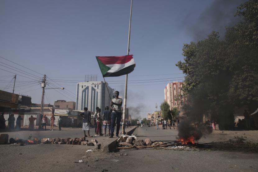 Warga Sudan memprotes kudeta militer yang menggulingkan pemerintah bulan lalu, di Khartoum, Sudan, Rabu, 17 November 2021.