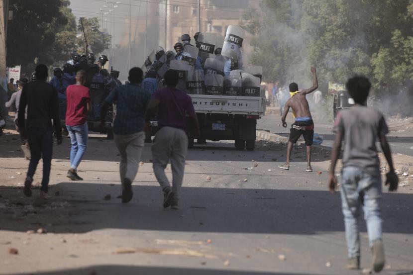 Warga Sudan menghadapi polisi saat memprotes kudeta militer yang menggulingkan pemerintah bulan lalu, di Khartoum, Sudan, Rabu, 17 November 2021.