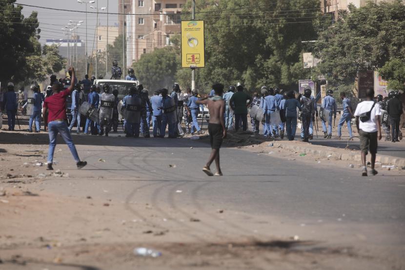 Warga Sudan menghadapi polisi saat memprotes kudeta militer yang menggulingkan pemerintah bulan lalu, di Khartoum, Sudan, Rabu, 17 November 2021. Bank Dunia Cairkan Dana Bantuan Rp 1,4 Triliun untuk Sudan