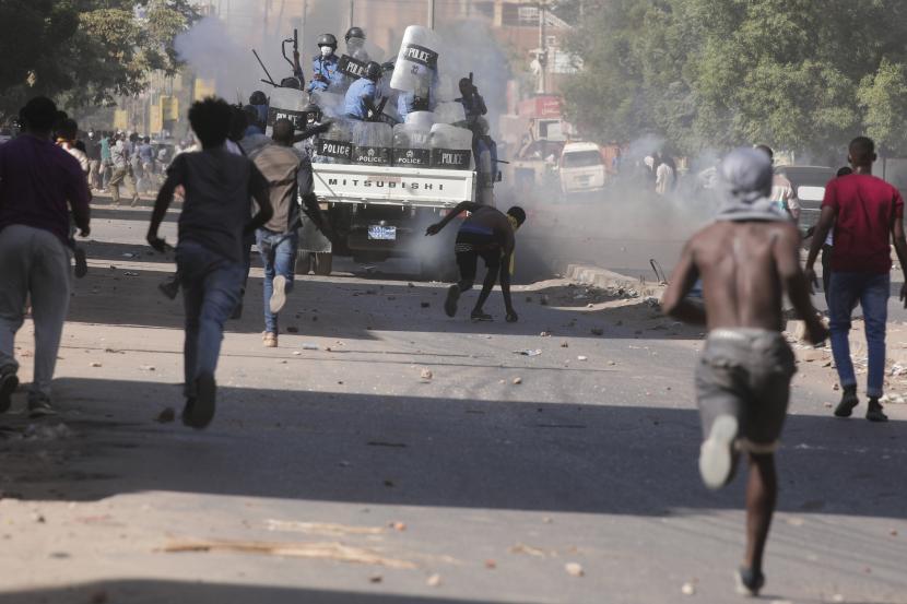Warga Sudan menghadapi polisi saat memprotes kudeta militer yang menggulingkan pemerintah bulan lalu, di Khartoum, Sudan. Pasukan Sudan dilaporkan menembak gas air mata ke arah pendemo antikudeta. Ilustrasi. 