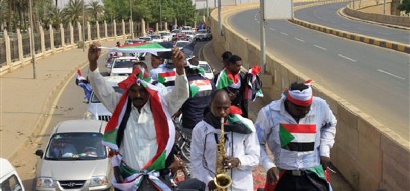 Warga Sudan merayakan kemerdekaan pemisahan Sudan Selatan dari negaranya di ibukota Khartoum, Sabtu (9/7).