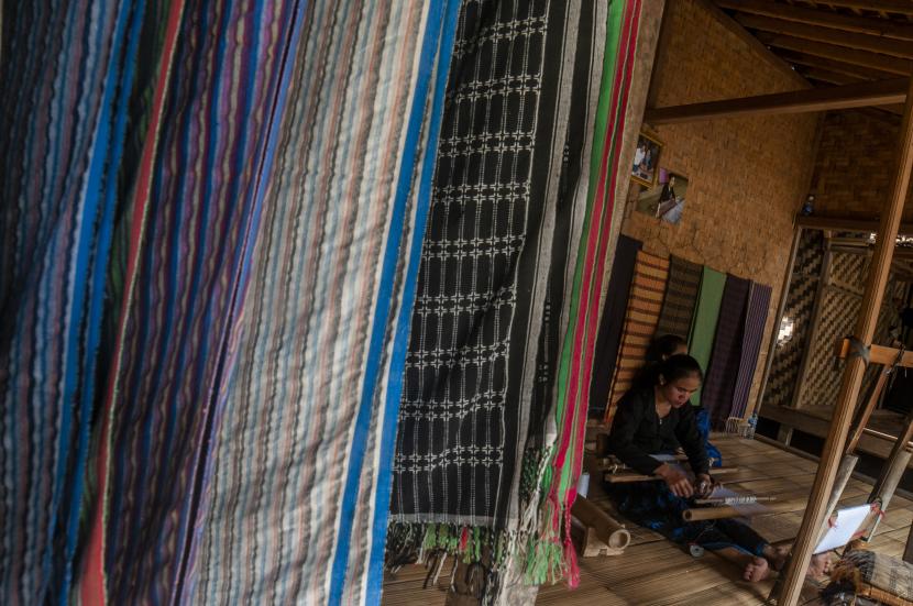 Warga Suku Badui menenun kain di Kaduketug, Lebak, Banten, Sabtu (15/10/2022). 