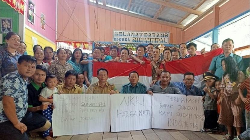 Warga Sumantipal berpose bangga dengan NKRI. Pemerintah bentuk pokja pengembangan kawasan Sumantipal Nunukan Kalimantan Utara 