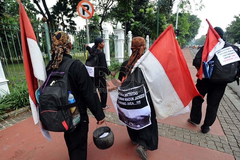 Warga Sumedang saat beraksi berjalan kaki menuju Istana Presiden di Jalan Merdeka Utara, Jakarta, Senin (27/5). Aksi ini menuntut keadilan dan meminta SBY untuk dapat memecahkan permasalahan akibat pembangunan waduk Jatigede. 