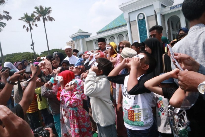 Badan Meteorologi Klimatologi dan Geofisika (BMKG) melaksanakan pengamatan fenomena proses Gerhana Matahari Cincin (GMC) di anjungan Pantai Losari Makassar, Sulawesi Selatan, Kamis (26/12) (Ilustrasi lihat gerhana)