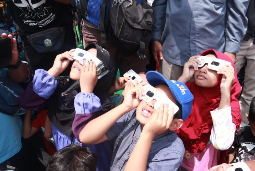 Ratusan masyarakat antusias saksikan fenomena alam Gerhana Matahari Cincin (GMC) di pelataran Institut Teknologi Sumatra (ITERA) Lampung (Ilustrasi)