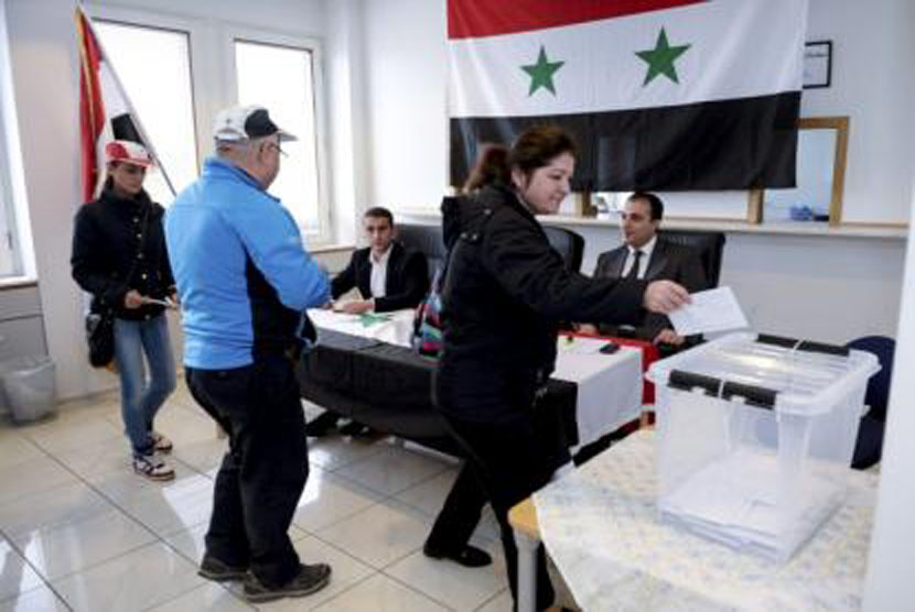 Warga Suriah di Swedia memberikan suaranya dalam pemilihan presiden di Kedubes Suriah di Stockholm, Swedia, Rabu (28/5)