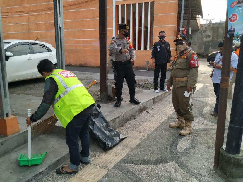 Warga tak mengenakan masker dikenakan sanksi kerja menyapu jalan. Pemerintah Provinsi Kalimantan Timur membantah telah mengeluarkan Instruksi Gubernur Kaltim yang berisi tindakan penilangan bagi orang yang tidak bermasker di depan umum.