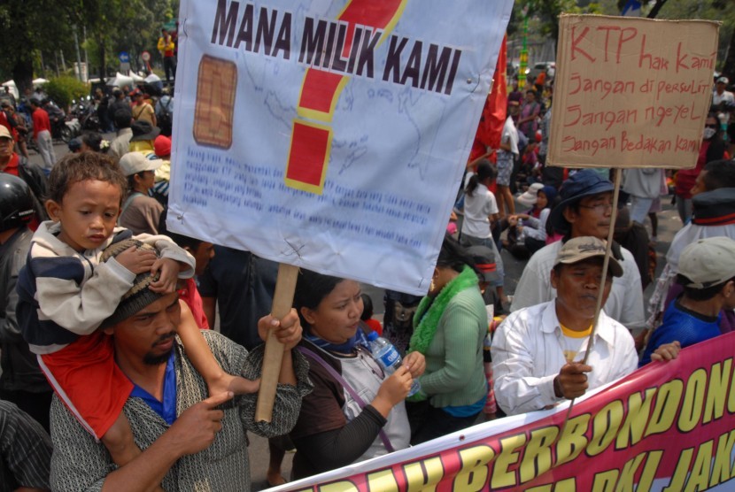 warga Tanah Merah, Jakarta Utara,yang tergabung dalam Forum Komunikasi Tanah Merah Bersatu (FKTMB) melakukan aksi unjuk rasa di depan kantor Balaikota DKI Jakarta, Jalan Medan Merdeka Selatan, Kamis (5/07)