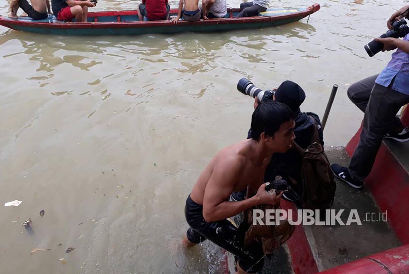 Warga Tangerang meriahkan rangkaian kegiatan perayaan Pehcun tahun 2568/2017 di bantaran Sungai Cisadane, Kota Tangerang, Selasa (30/5). 