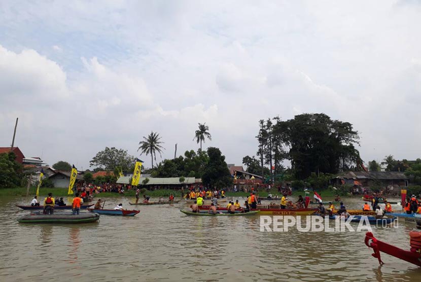 Warga Tangerang meriahkan rangkaian kegiatan perayaan Pehcun tahun 2568/2017 di bantaran Sungai Cisadane, Kota Tangerang, Selasa (30/5). 