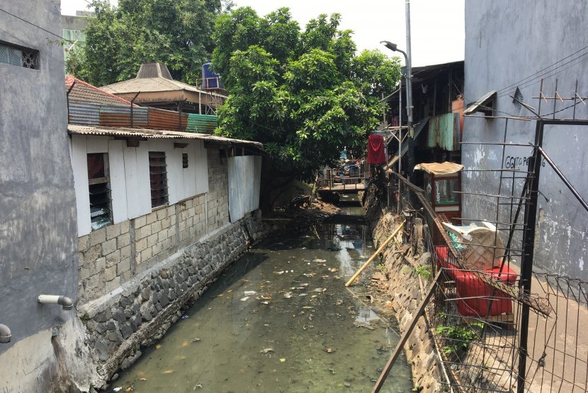  Warga Tanjung Duren Utara, Grogol Petamburan, Jakarta Barat,  belum memiliki jamban sehat. Terdapat satu kamar mandi untuk enam kepala  keluarga, dengan saluran pembuangan langsung menuju ke sungai.
