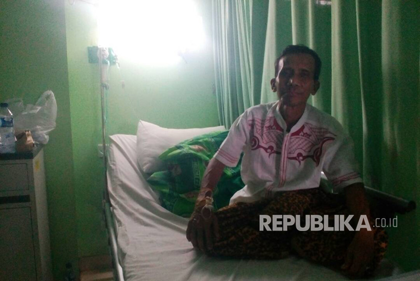 Warga tengah dirawat di ruang kelas 3 di RSUD Dr Soekardjo, Rabu (17/5).
