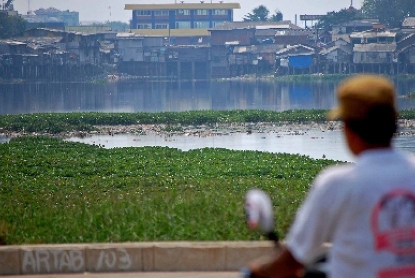 Warga tengah duduk santai menatap waduk pluit. 