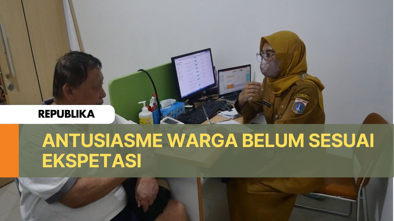 Warga tengah melakukan pemeriksaan kesehatan gratis di Puskesmas.