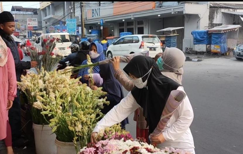 Warga tengah membeli bunga hias di Jalan Ahmad Yani Kota Sukabumi, Rabu (12/5).