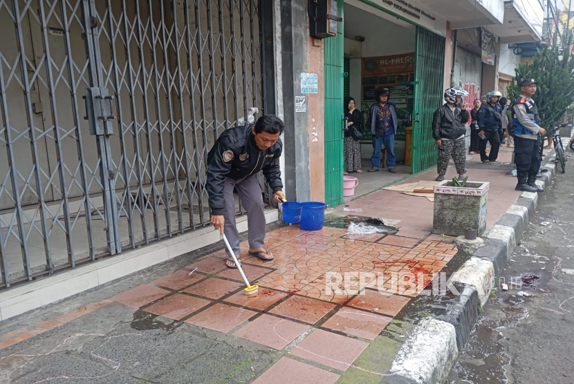 Pria Tewas Ditemukan Bersimbah Darah dengan Luka di Trotoar Jalan di Bandung Pagi Hari