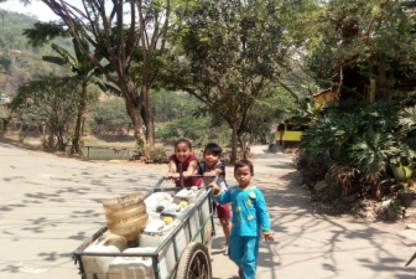 Warga tengah mengambil air di sumur yang relatif jauh dari pemukiman di  Tepi Situ Sipatahunan, Senin (2/9). 