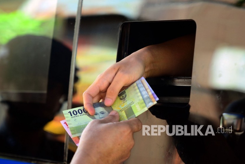 Warga tengah menukarkan uang lama di kas keliling, Di Pasar Baru, Jalan Otto Iskandardinata, Kota Bandung, Selasa (20/12).
