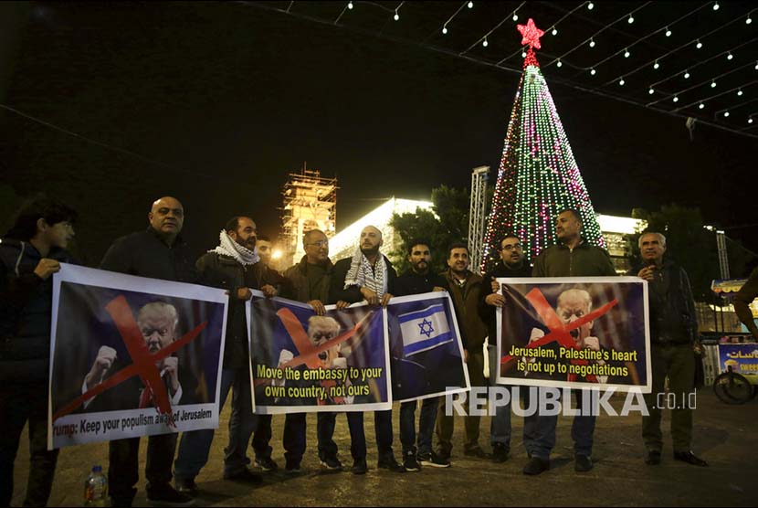 Palestinian people in the West Bank are protesting against US President Donald Trump's plan to recognize Jerusalem as the capital of Israel on Wednesday (December 6).