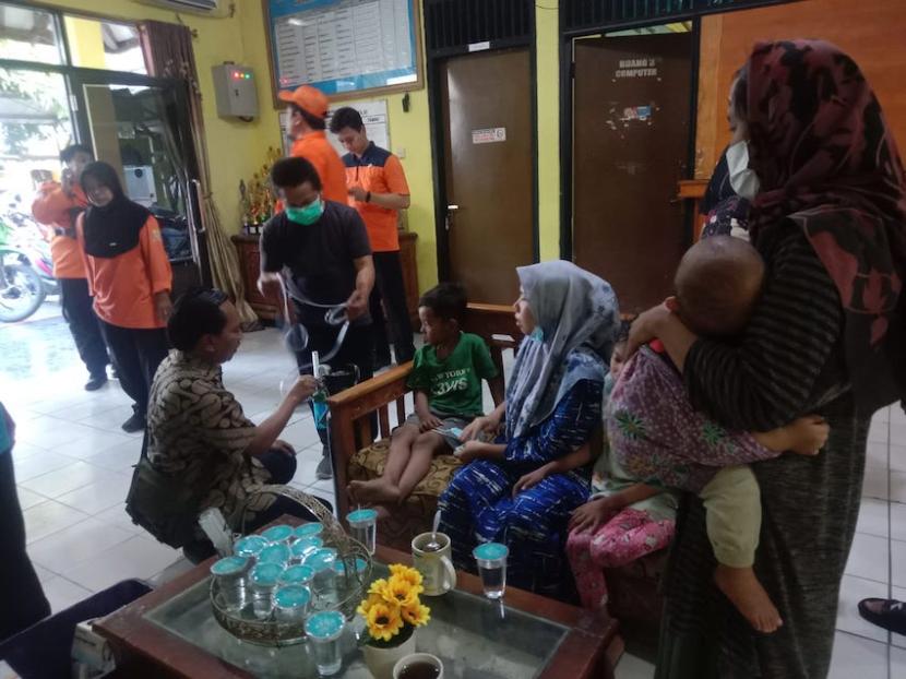 Warga terdampak asap kebakaran TPA Kopi Luhur, Kecamatan Harjamukti, Kota Cirebon, Jawa Barat, dievakuasi ke kantor Kelurahan Argasunya dan mendapat layanan kesehatan, Jumat (29/9/2023).
