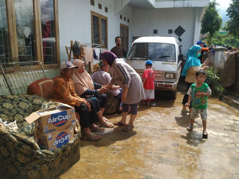 Banjir Bandang di Garut Diduga Akibat Alih Fungsi Lahan. Warga terdampak banjir bandang di Kampung Ciloa, Desa Sukamukti, Kecamatan Sukawening, Kabupaten Garut, sedang beristirahat usai membersihkan rumahnya dari sisa lumpur, Ahad (28/11).