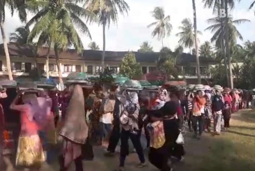 Warga terdampak gempa di Dusun Jambi Anom dan Dusun Teluk Dalem Keren, Desa Medana, Kecamatan Tanjung, Kabupaten Lombok Utara, Nusa Tenggara Barat (NTB), menggelar tradisi Begibung