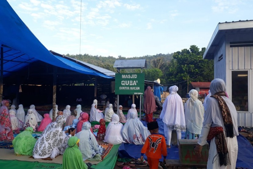 Warga terdampak gempa mulai berdatangan di masjid darurat yang dibuat akibat gempa di Desa Guntur Macan, Kecamatan Guntur Macan, Lombok Barat, NTB, Rabu (5/6).
