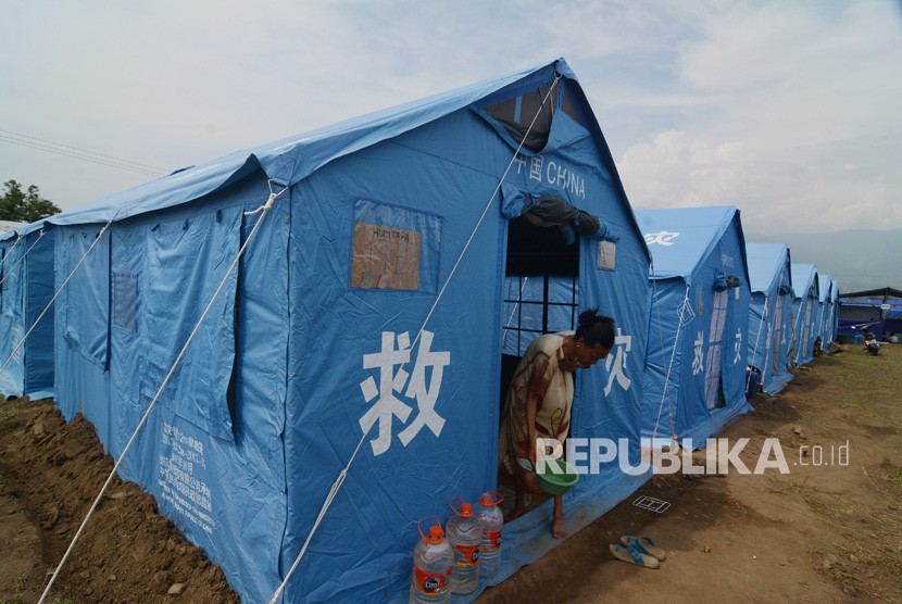 Warga terdampak likuifaksi beraktivitas di tenda Kamp Pengungsi Terpadu di Kelurahan Petobo, Palu, Sulawesi Tengah, Jumat (19/10/2018).
