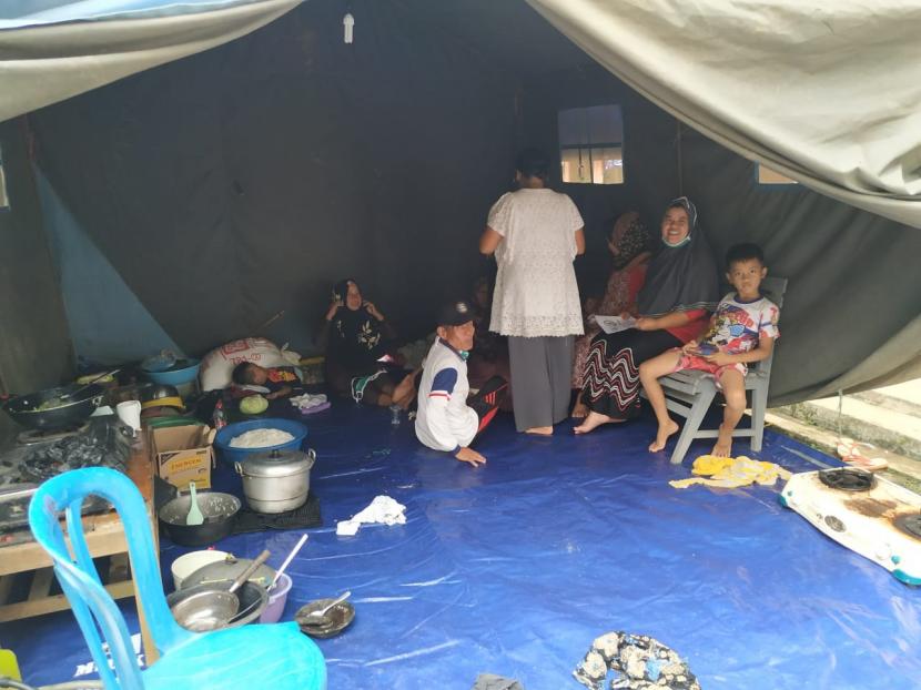 Warga terdampak longsor di Desa Cikubang, Kecamatan Taraju, Kabupaten Tasikmalaya, mengungsi ke tenda darurat, Selasa (23/6). Bayu Adji P.