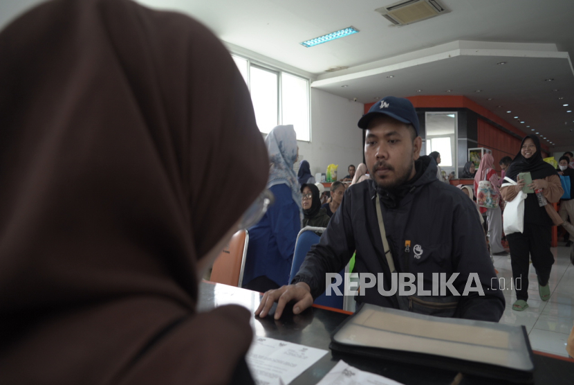 Warga terima bantuan BLTS.